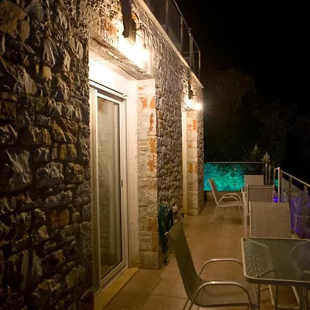 Konukevi Axion Esti 4*