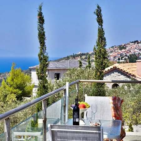 بيت ضيافة Axion Esti 4*