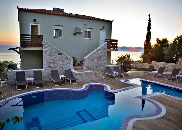 Axion Esti Pensión 4*